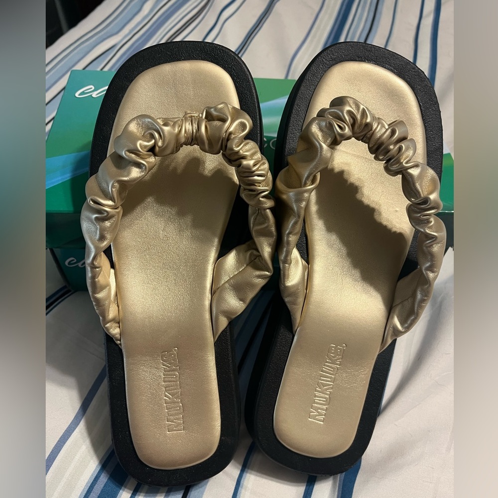 MUK LUKS Women’s Club Miami-Gold